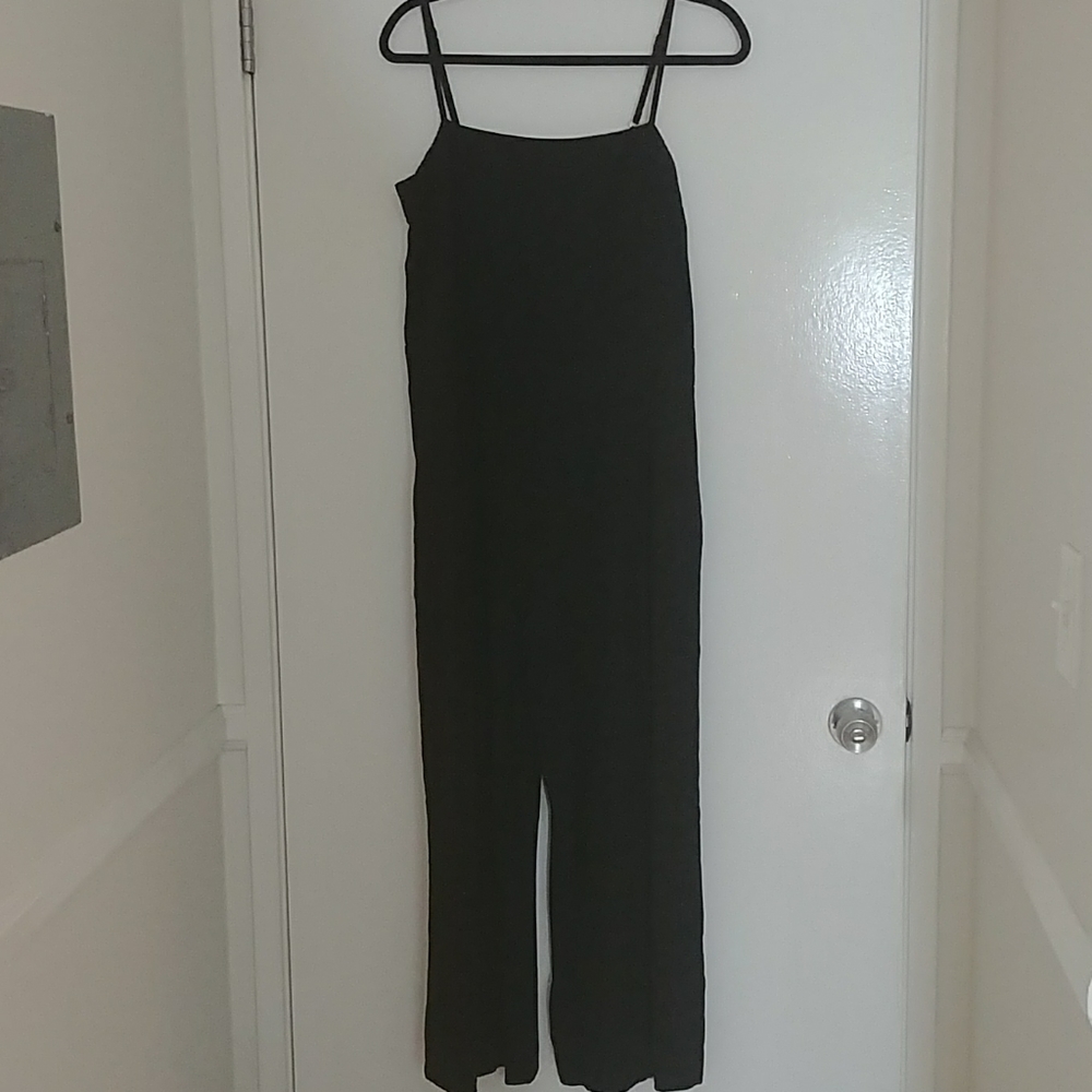 Black linen jumpsuit. Adjustable straps. Wide leg.